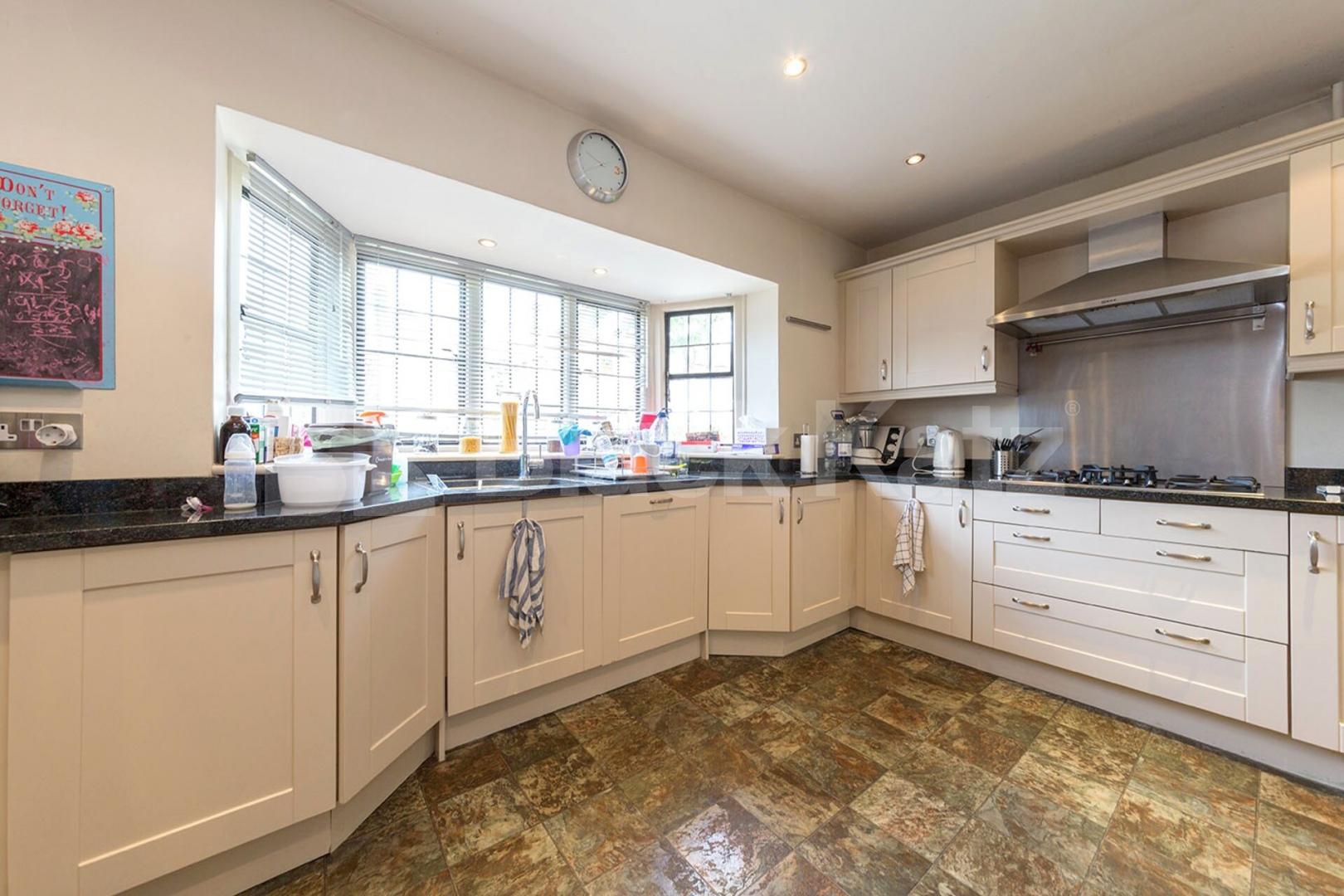 A Beautiful double receptioned 4 bedroom house in the hampstead suburbs Brim Hill, Hampstead Garden Suburb 